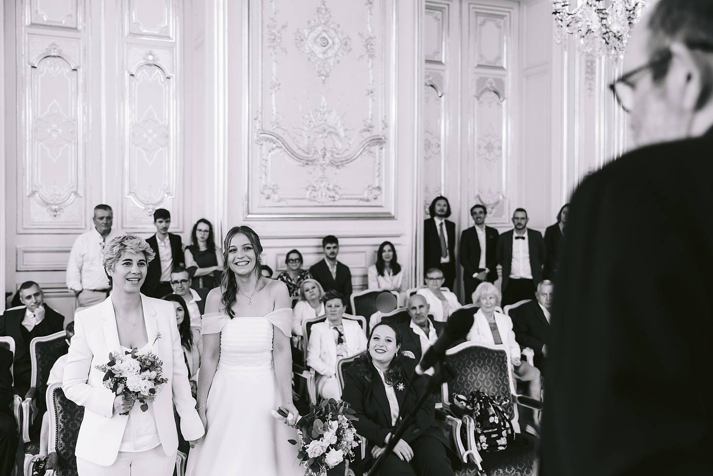 Les mariées main dans la main devant le Maire