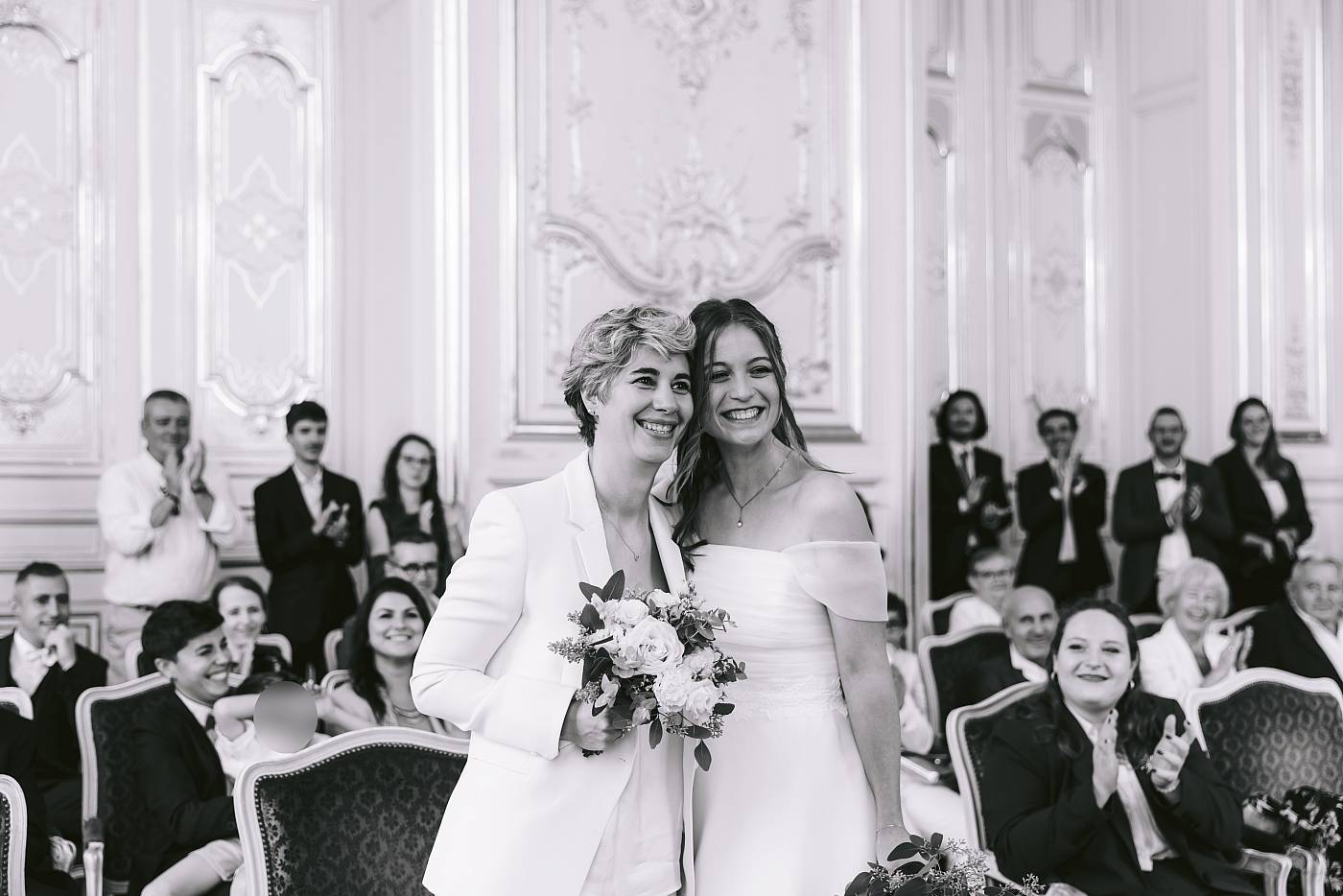 Les mariées et leurs invités durant la cérémonie à la mairie