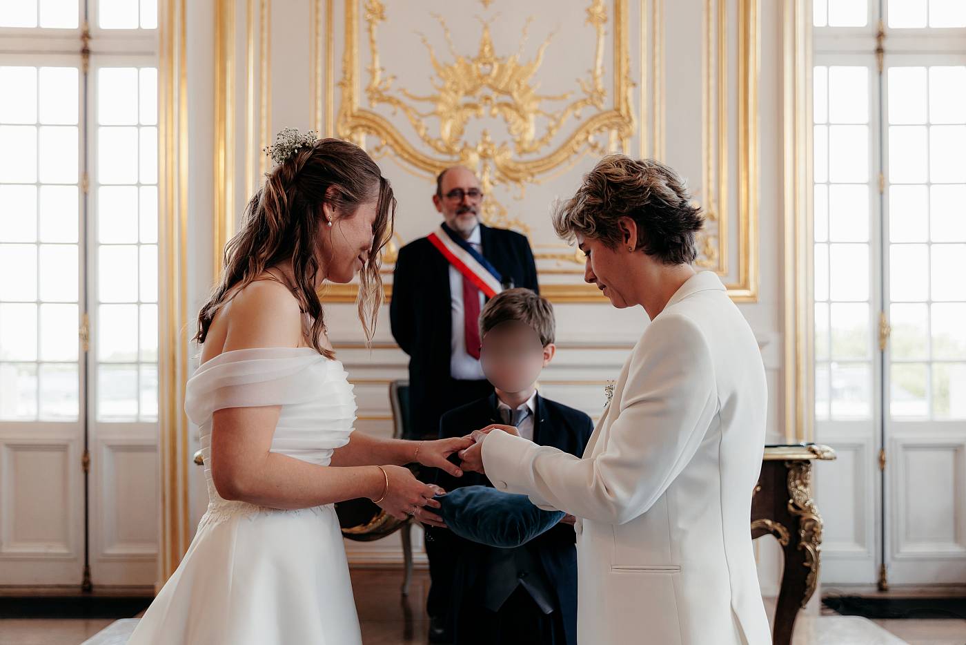 Les mariés échangent leurs alliances