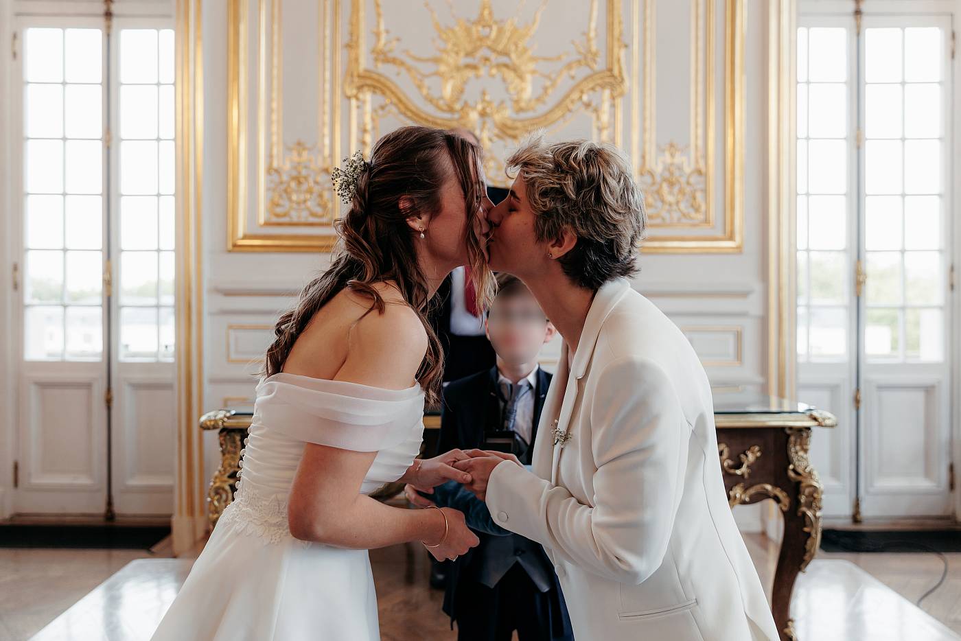 Baiser des mariées après l'échange des alliances à la mairie de Versailles