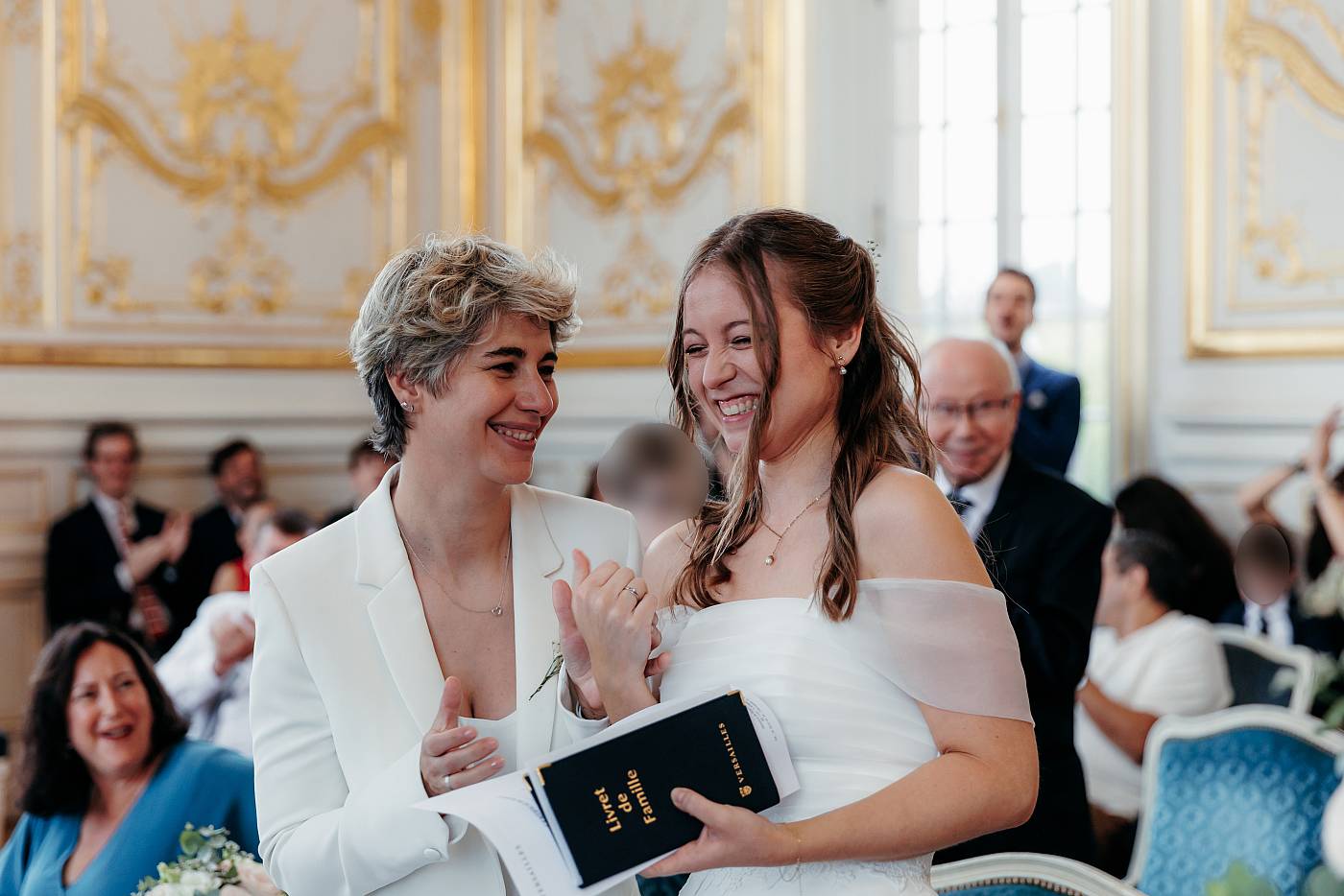 Les mariés complices après la remise du livret de famille