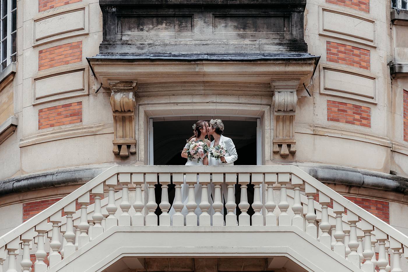 Le long baiser des mariées à la sortie de la mairie de Versailles