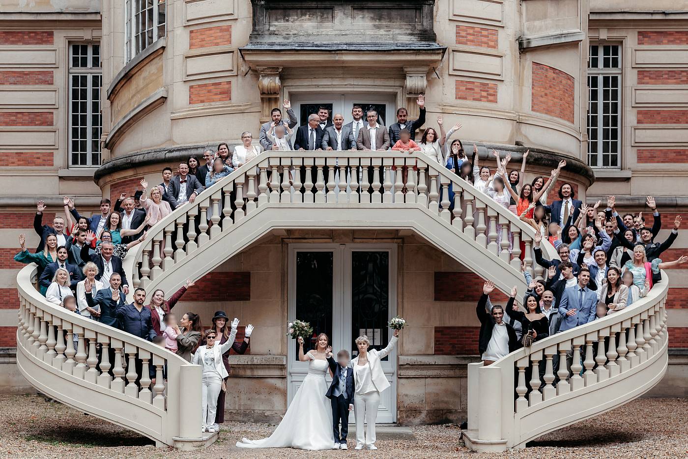 Photo de groupe dans les escaliers en colimaçon de la mairie de Versailles