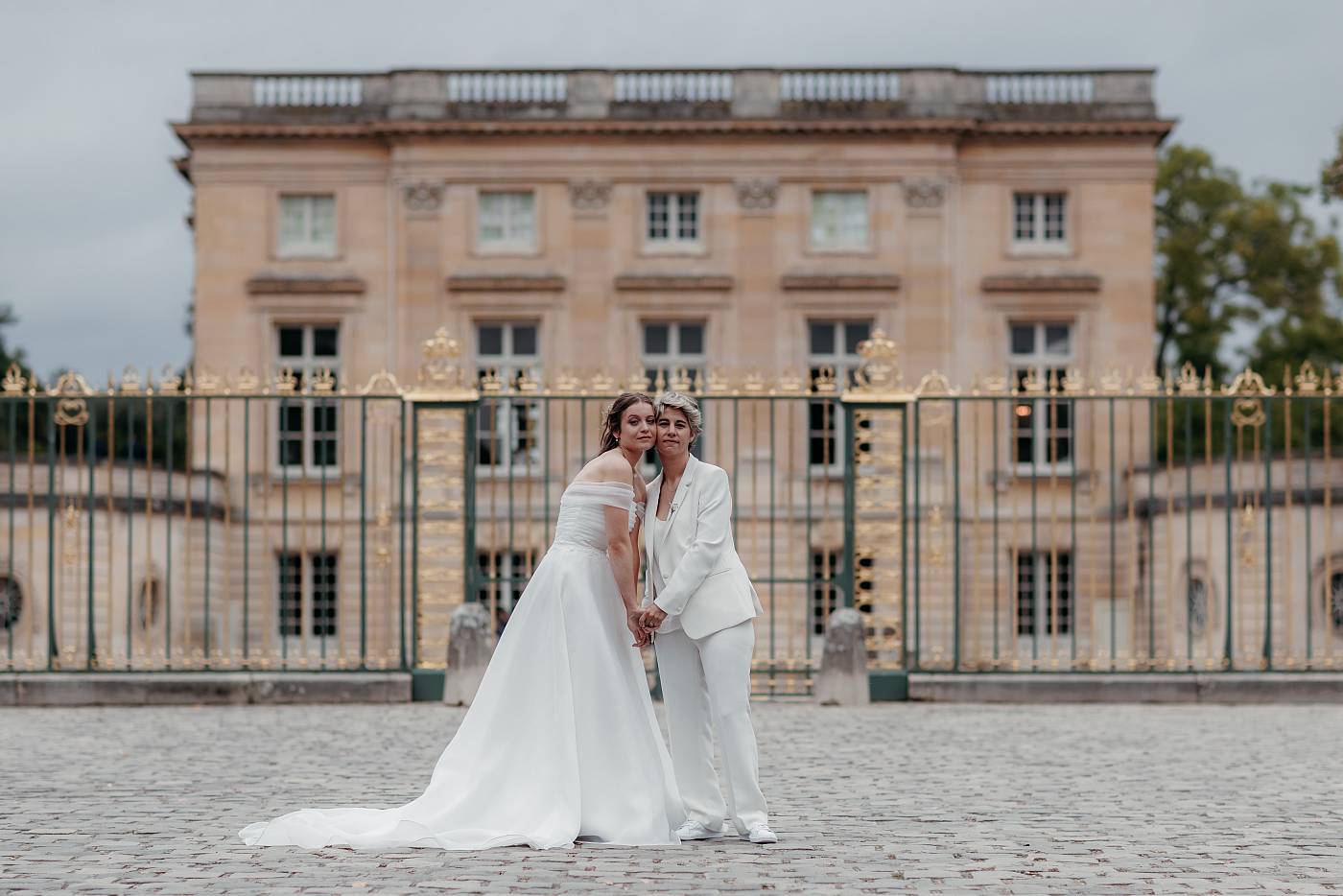Les mariés prennent une pose formelle devant le petit Trianon