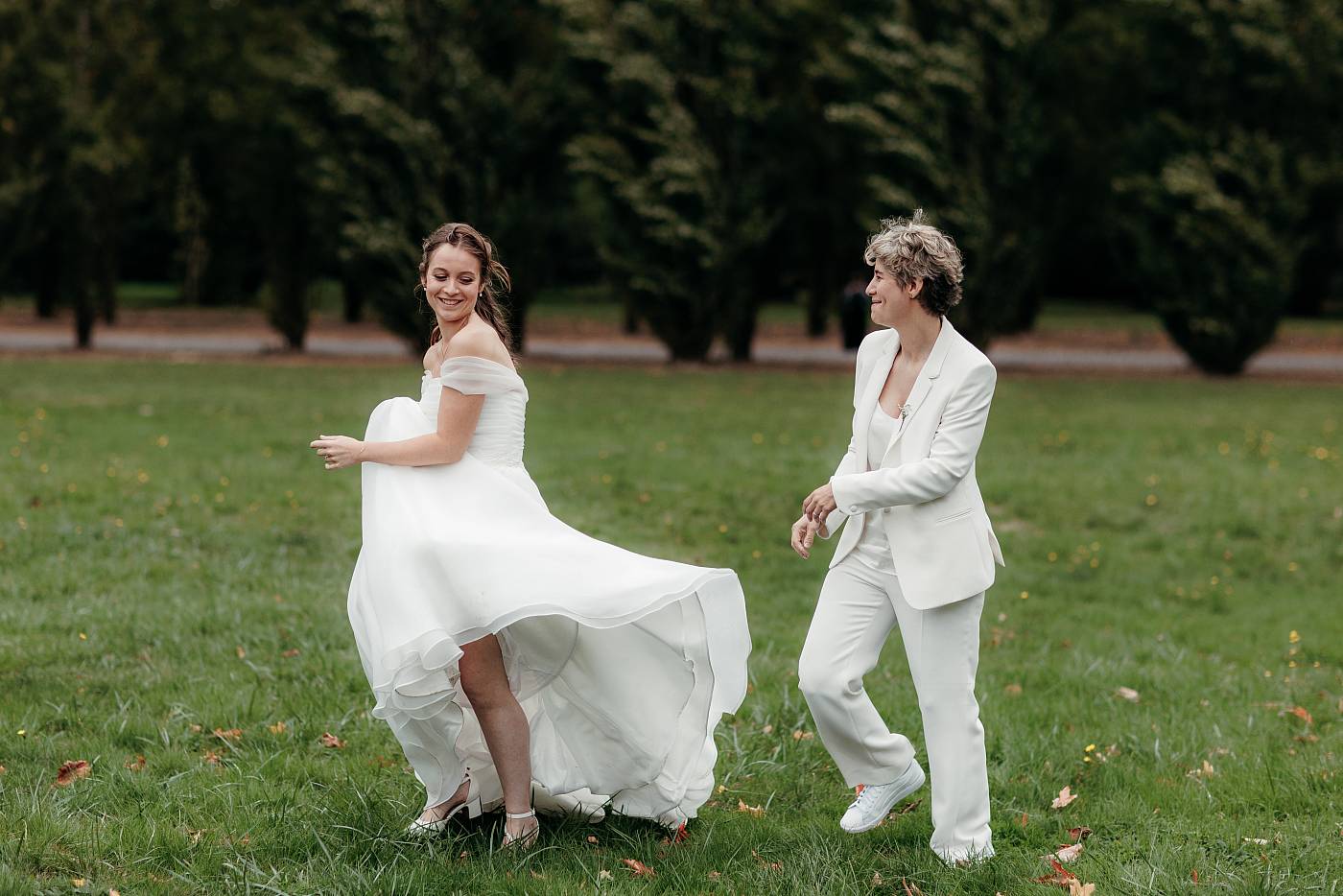 Les mariées complices pendant la séance photo de couple