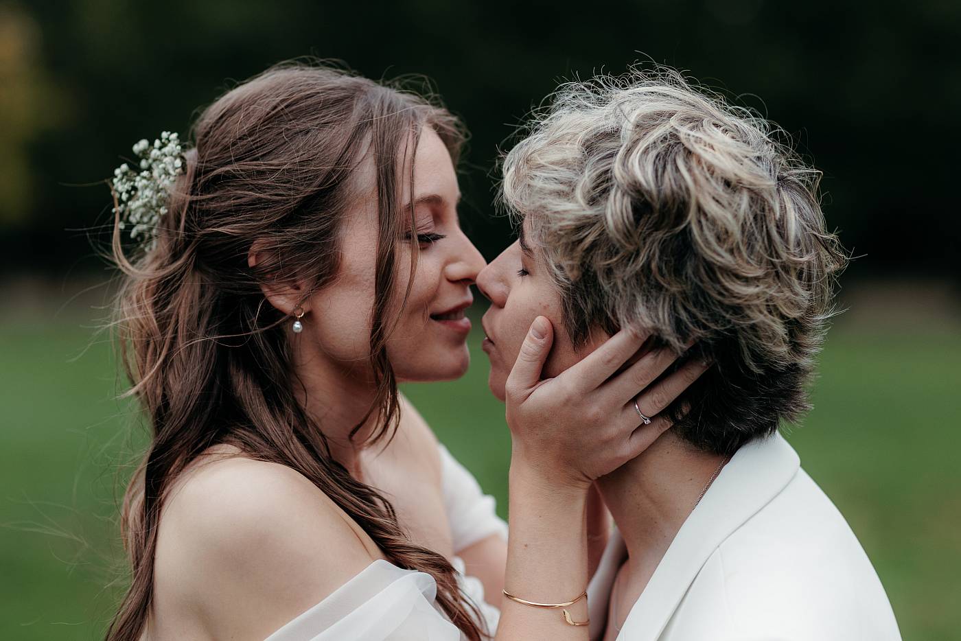 Gros plan sur les mariées pendant la séance photo de couple