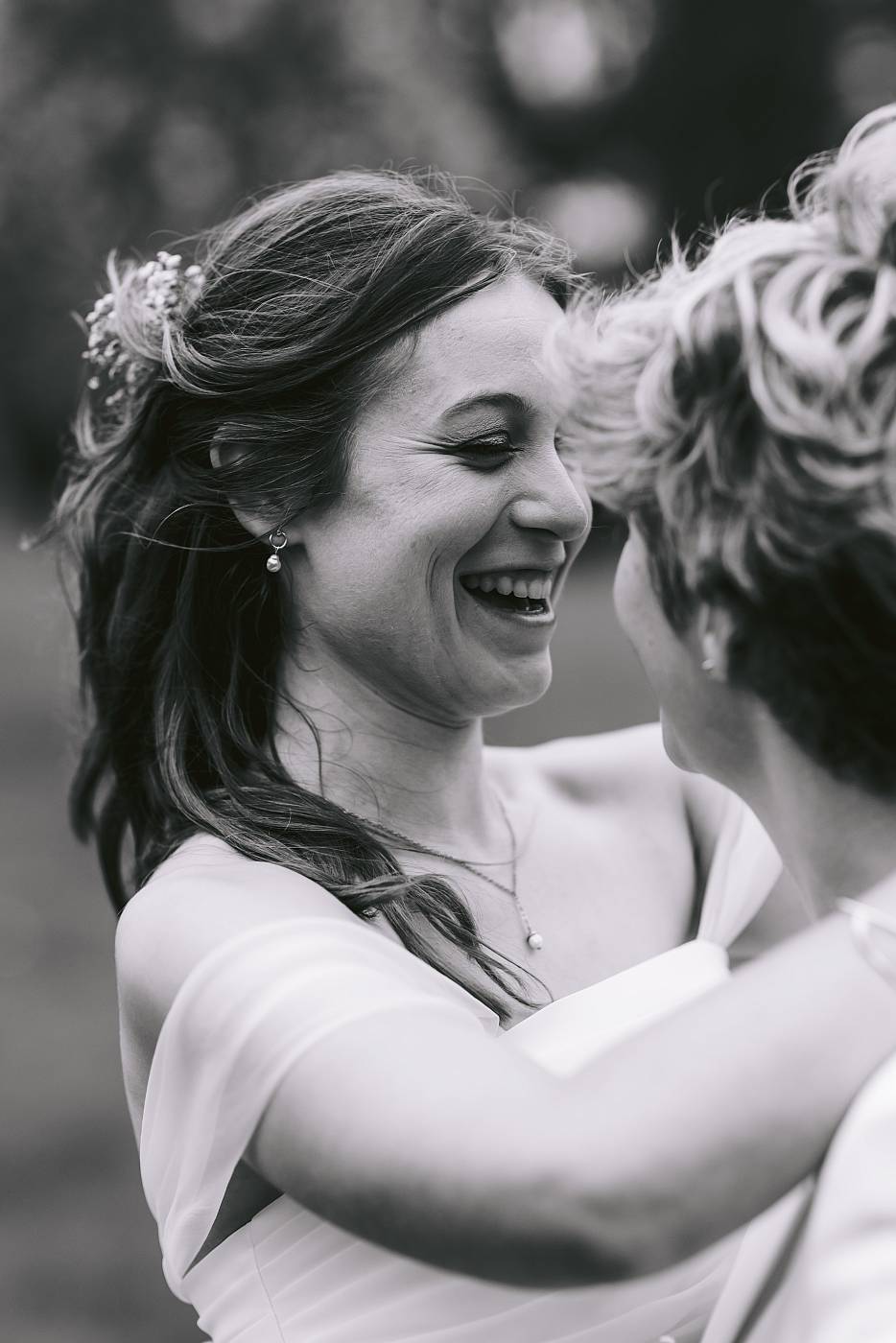 Portrait de la mariée en noir et blanc pendant les photos de couple