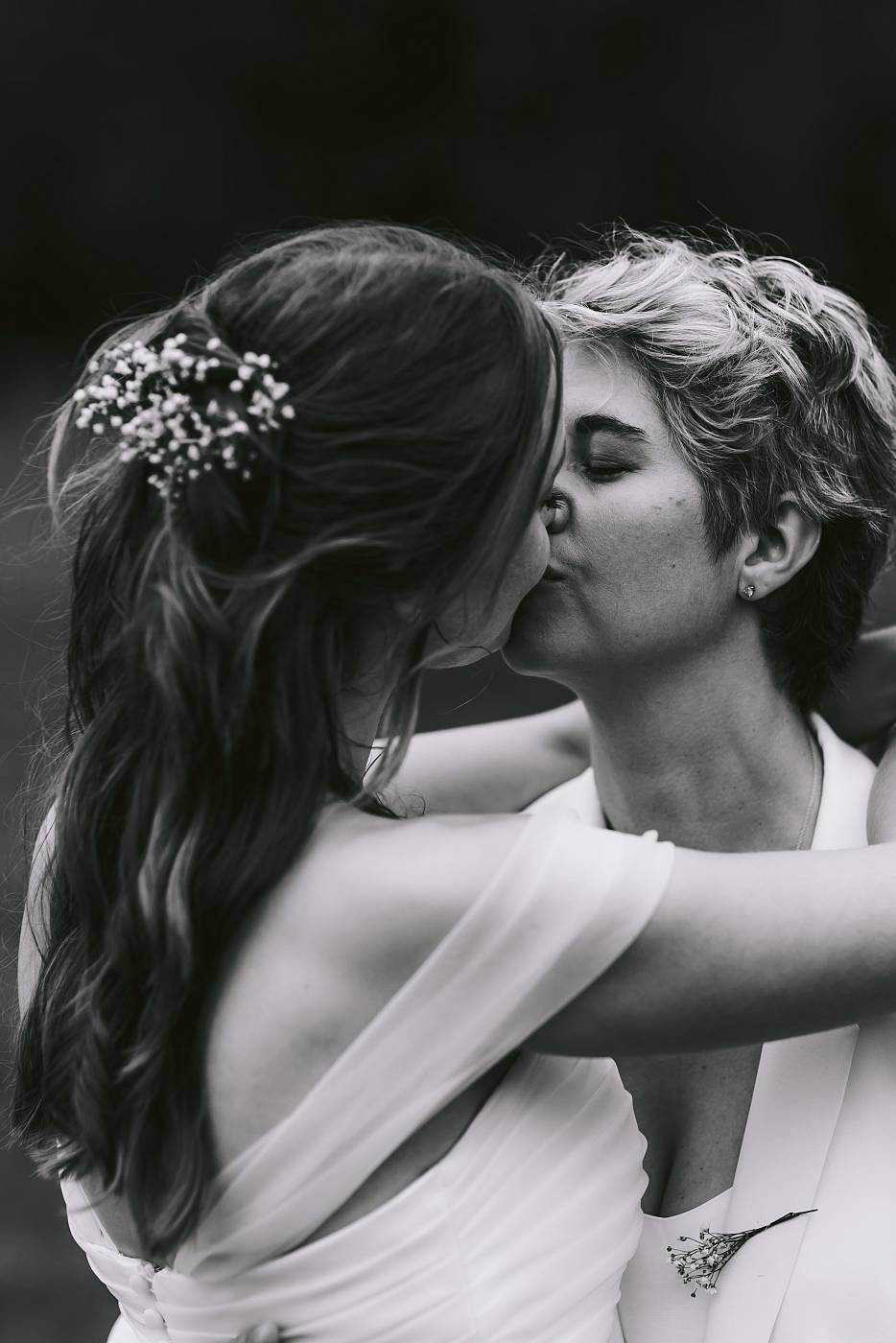 Le baiser des mariées pendant la séance de couple