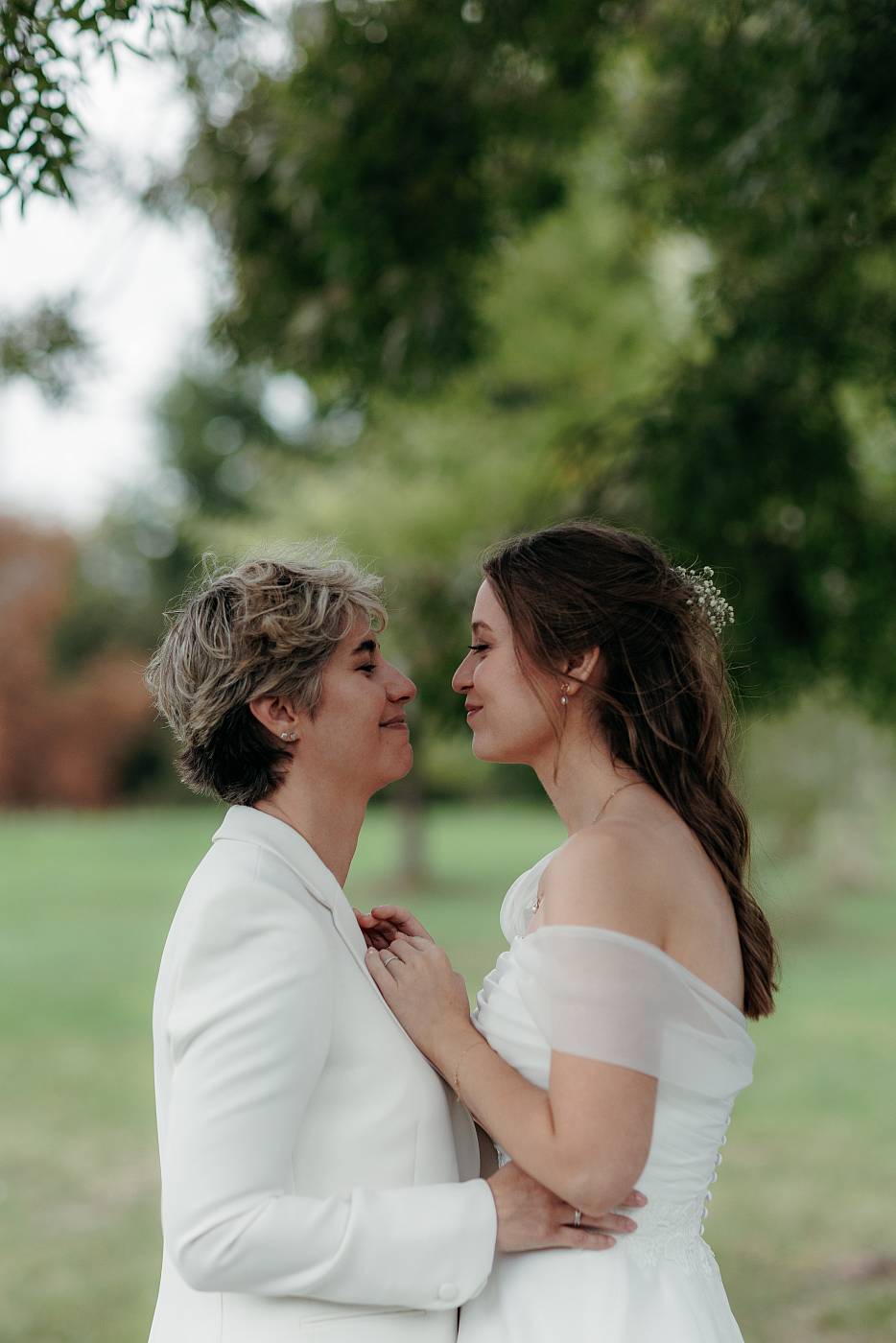 Les mariées se regardent dans les yeux pendant la séance photo de couple