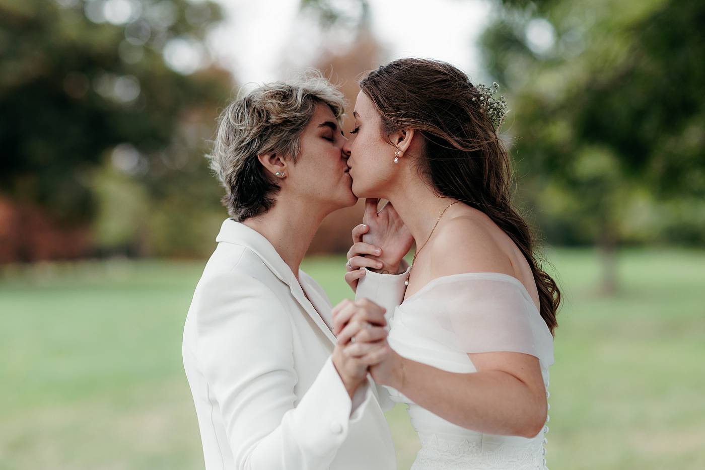 Le baiser tendre des mariées pendant les photos de couple à Versailles