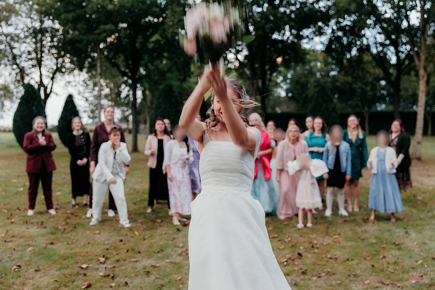 Lancer de bouquet énergique de la mariée