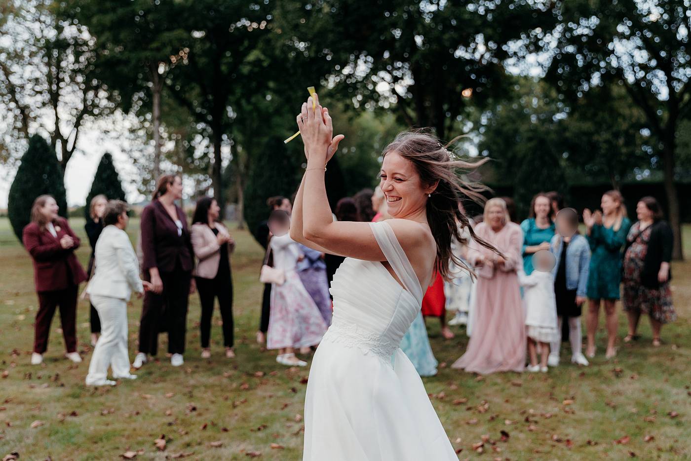 La mariée rit aux éclats durant le lancer de bouquet