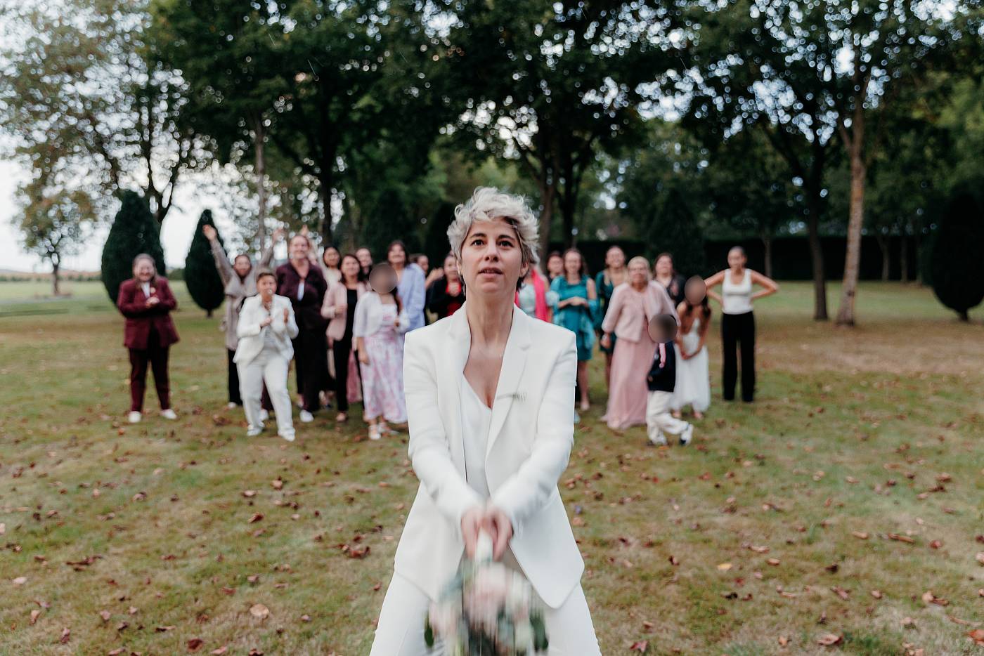 Le lancer de bouquet de la mariée avant la réception