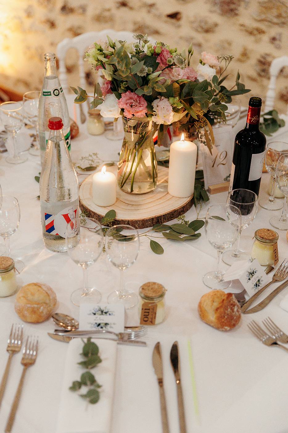 Décoration d'une table lors de la réception