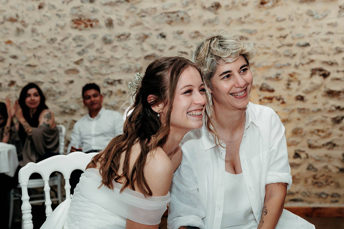 Le fou-rire des mariées durant les discours