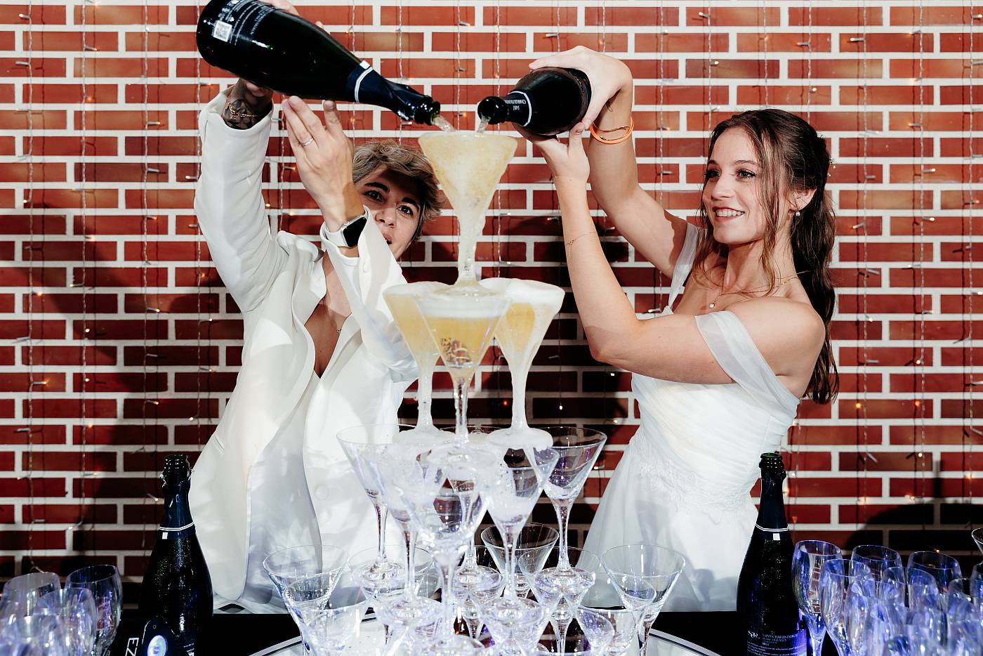Les mariées versent le champagne dans les coupes