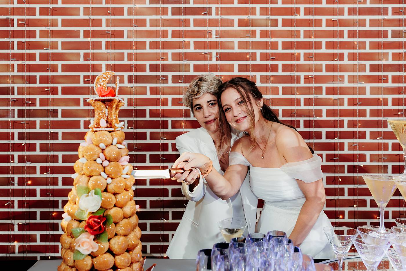 Les mariées coupent le gâteau