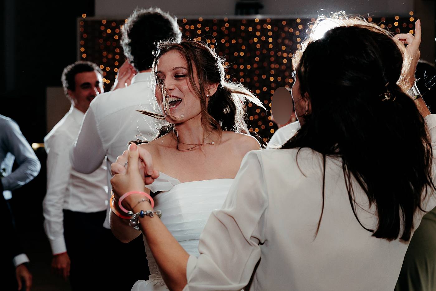 La mariée s'amuse durant la soirée