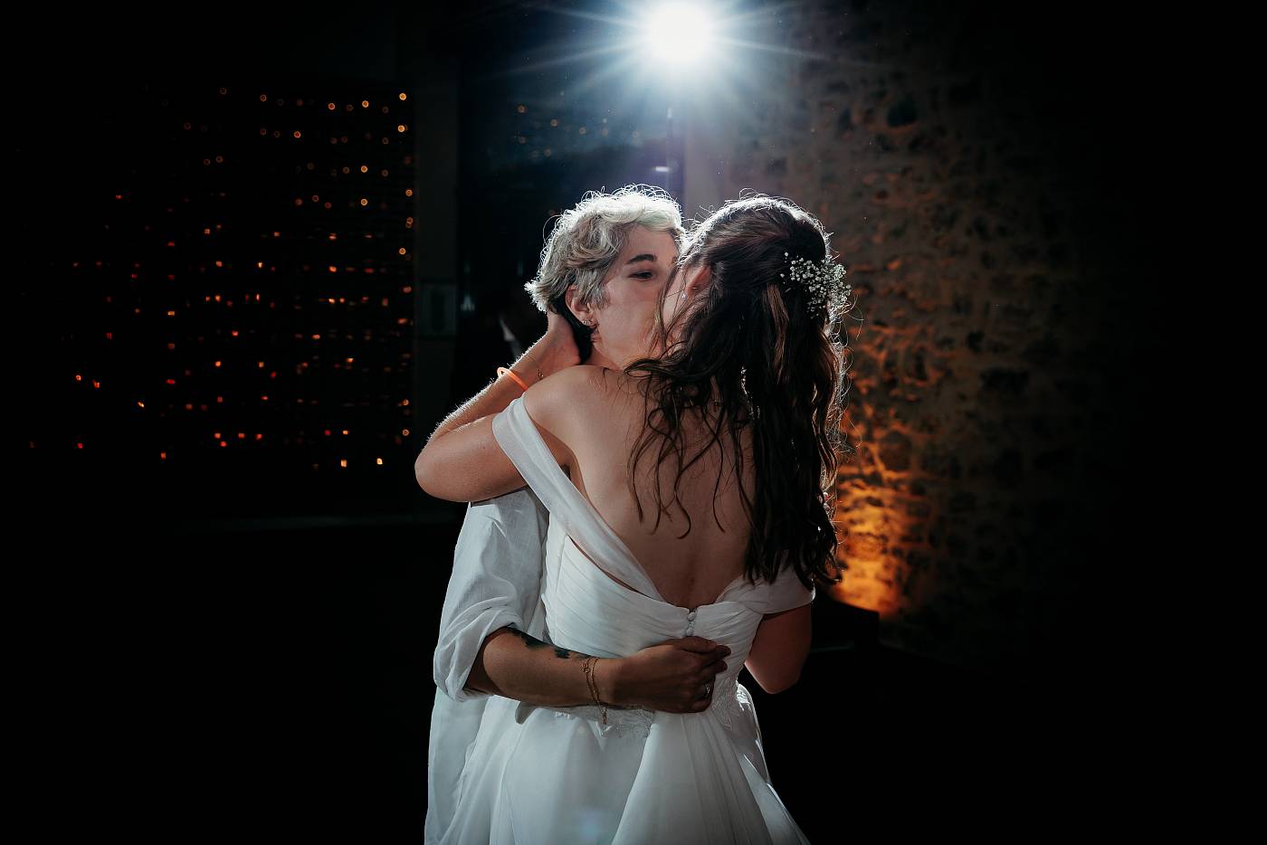 Baiser des mariées durant la soirée dansante