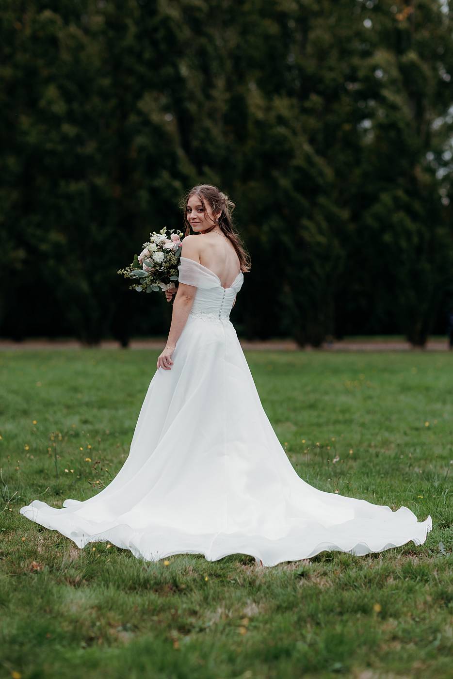 Portrait de dos de la mariée avec sa traine