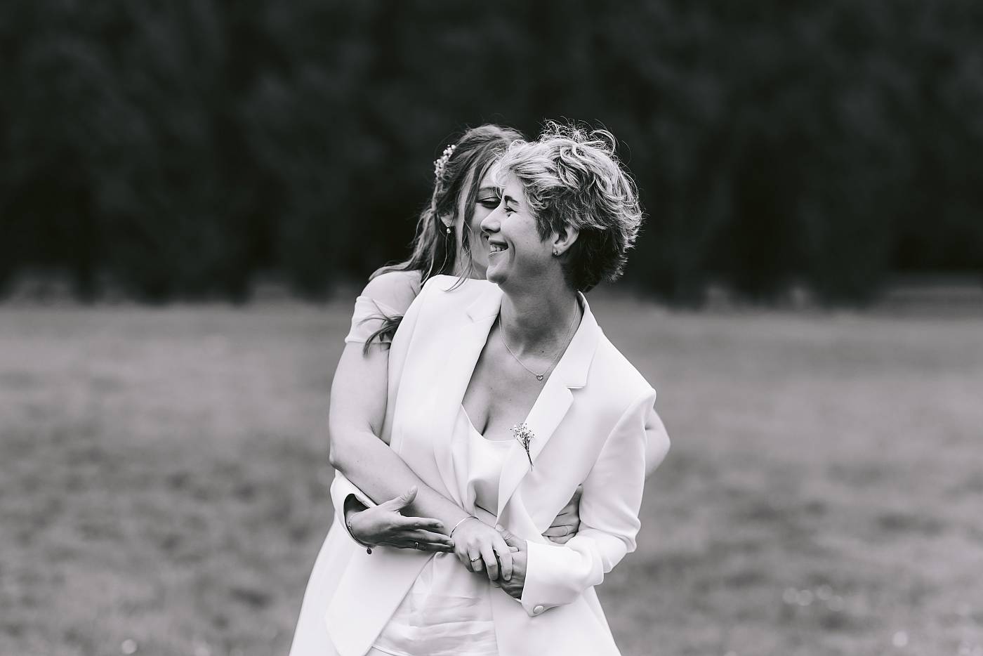 Le jeu des bisous dans le cou durant les photos de couple dans les Yvelines