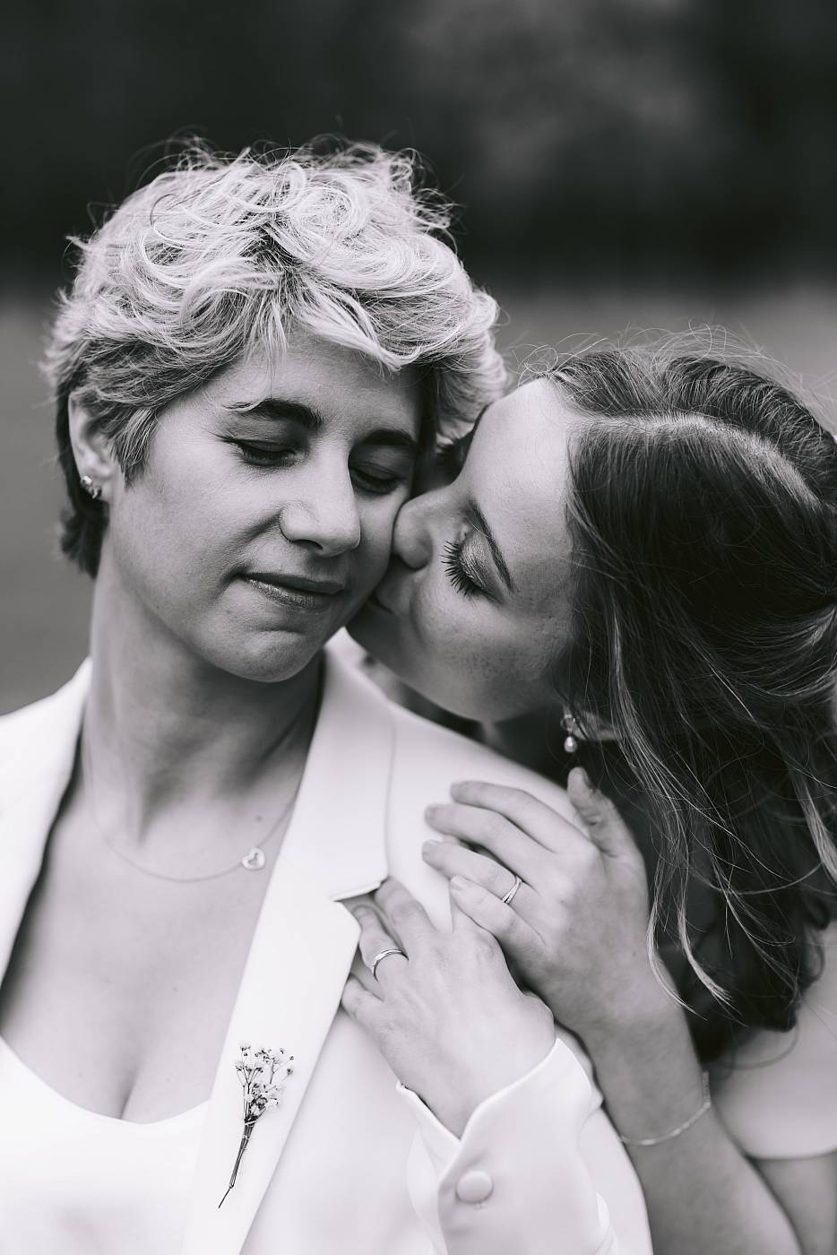 Gros plan d'un moment de tendresse entre les mariées pendant les photos de couple