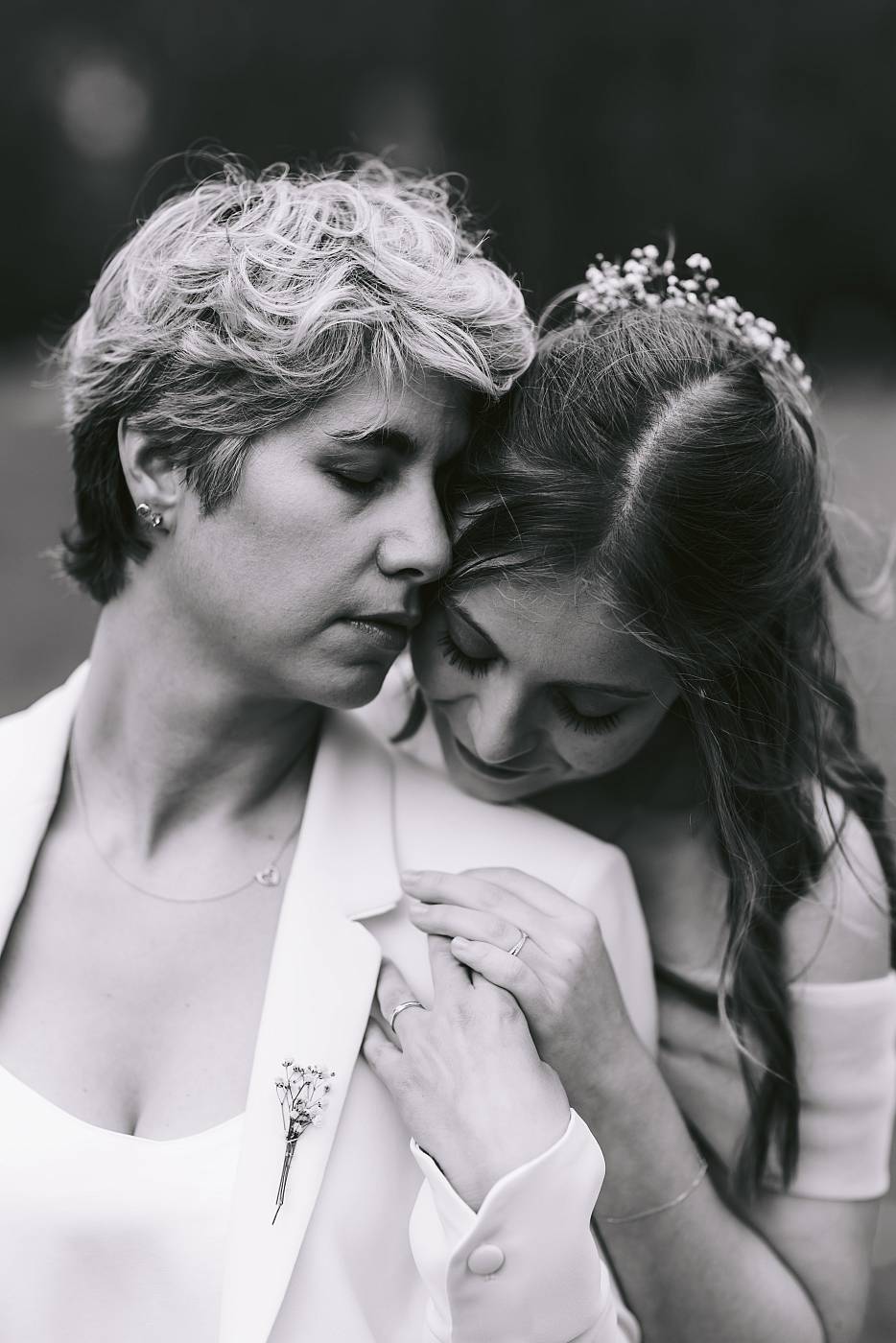 Portrait des mariées en noir et blanc à Versailles