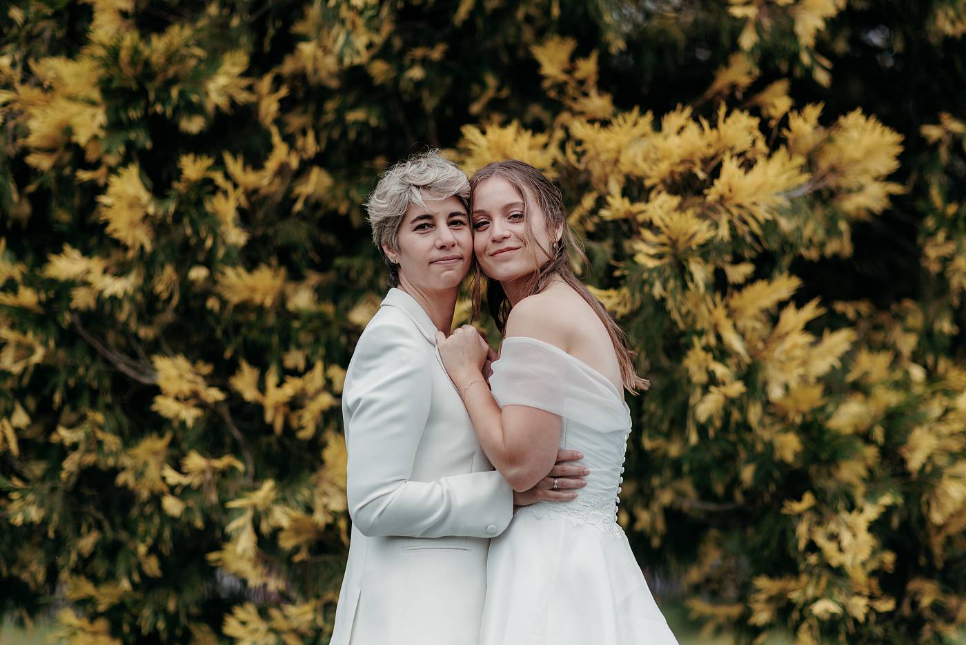 Portrait formel des mariées devant les belles couleurs d'un arbre