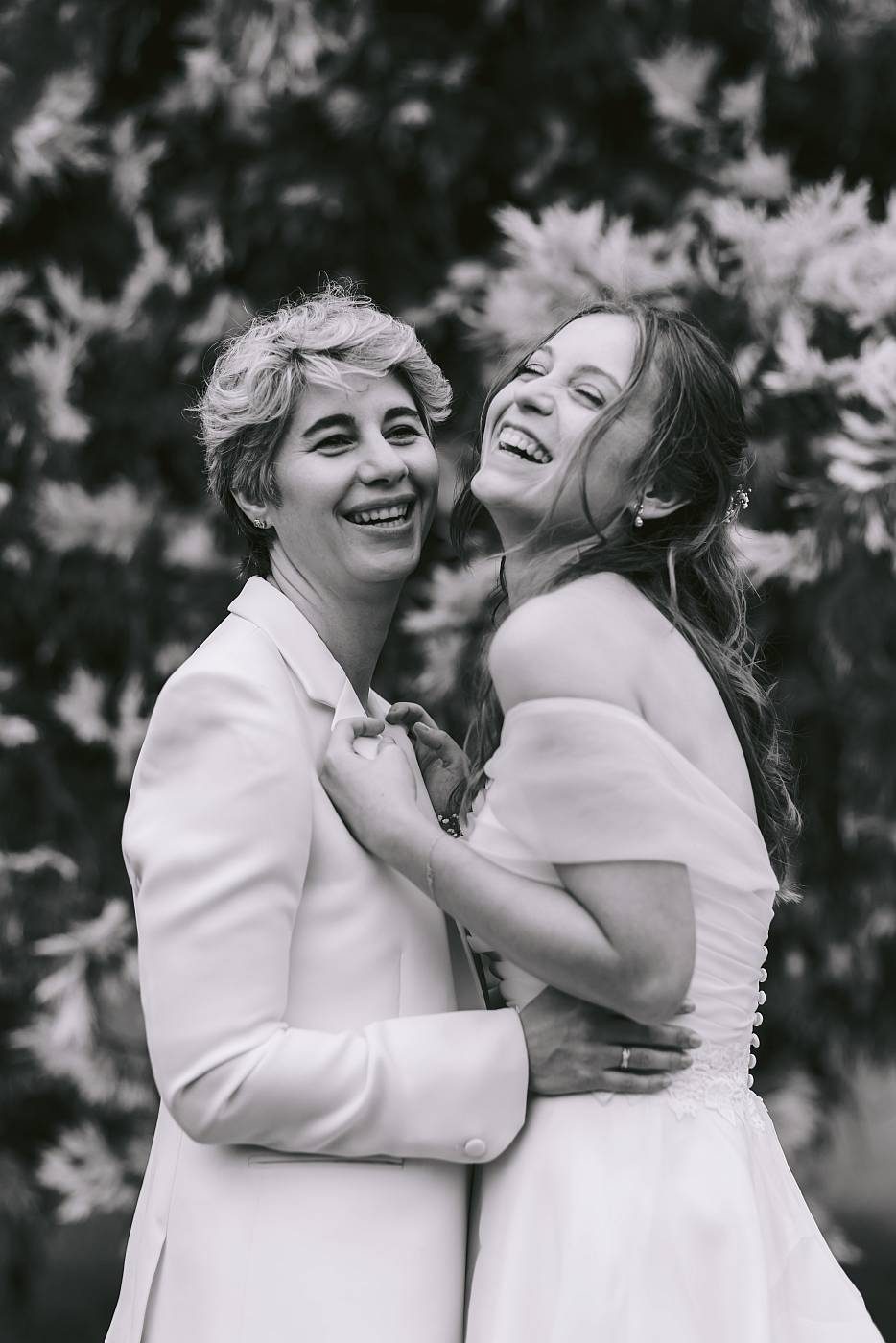 Le fou rire des mariées lors de la séance photo de couple