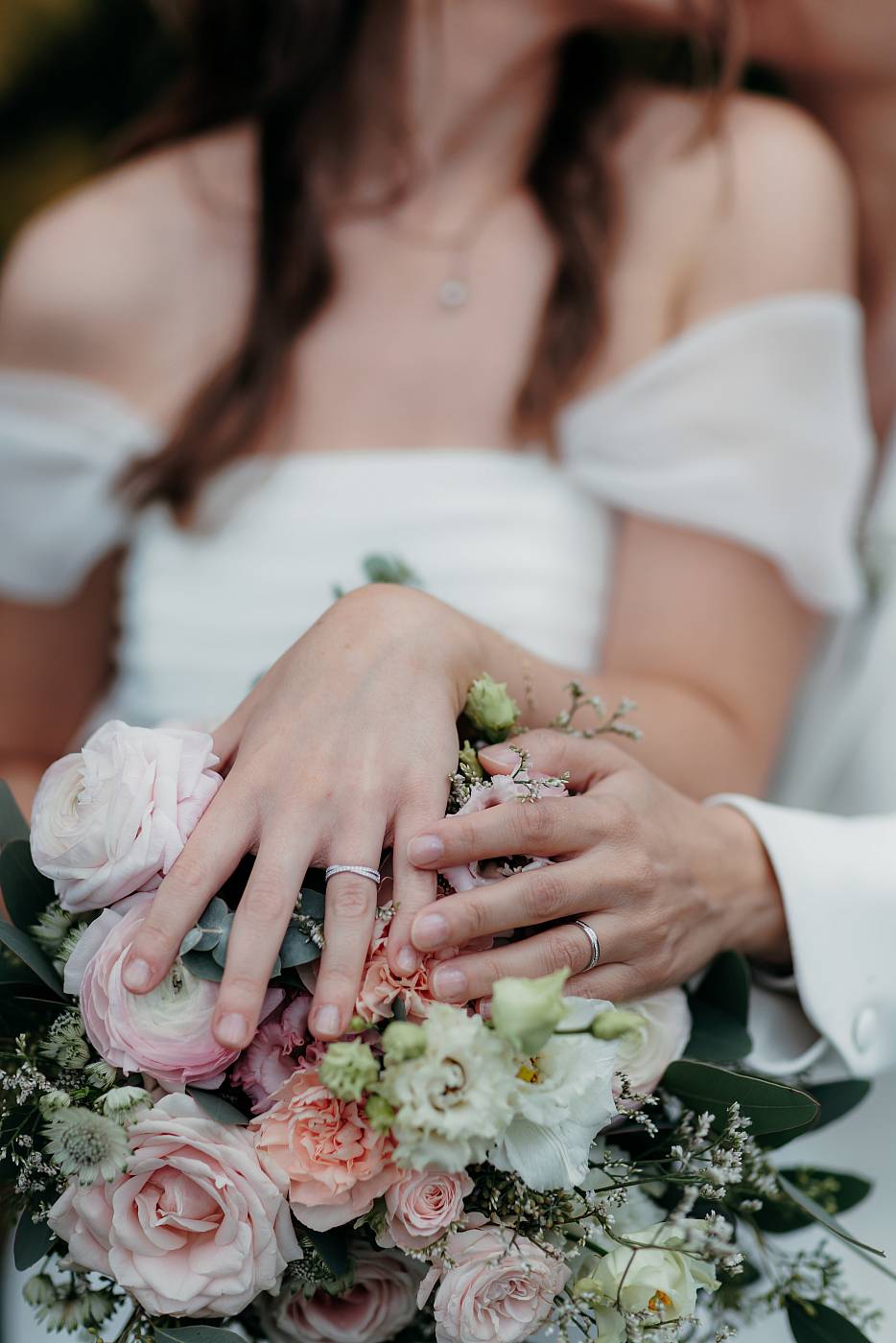 Gros plan sur les alliances et le bouquet