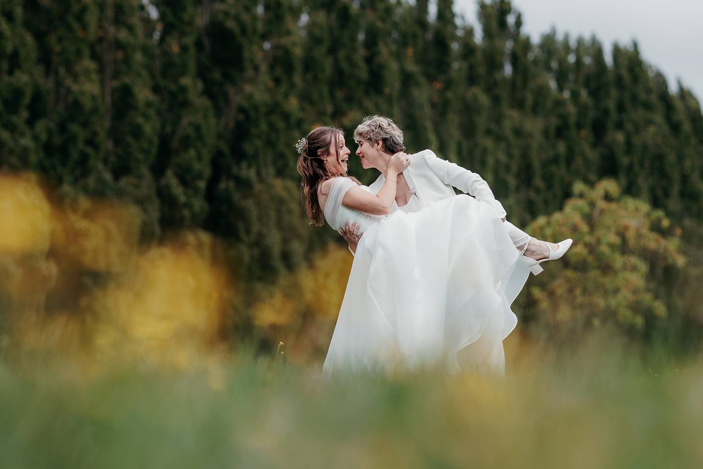 Les mariées s'amusent en mimant la pause classique des mariages