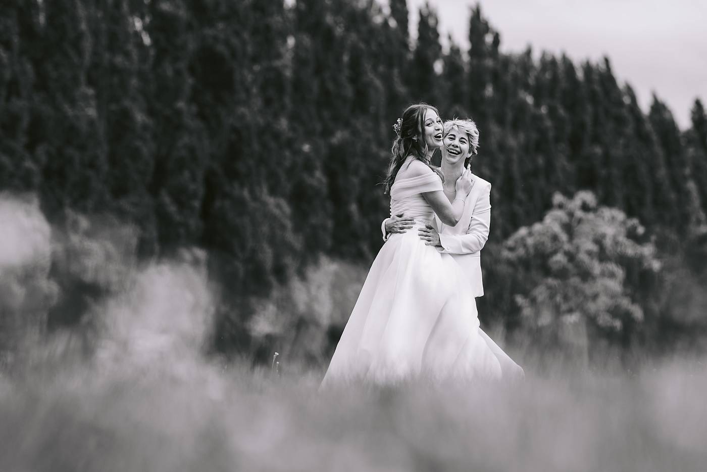 Le fou-rire des mariées durant les poses rigolotes