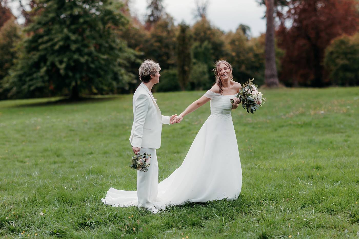 Le fou-rire des main pendant qu'elles marchent main dans la main