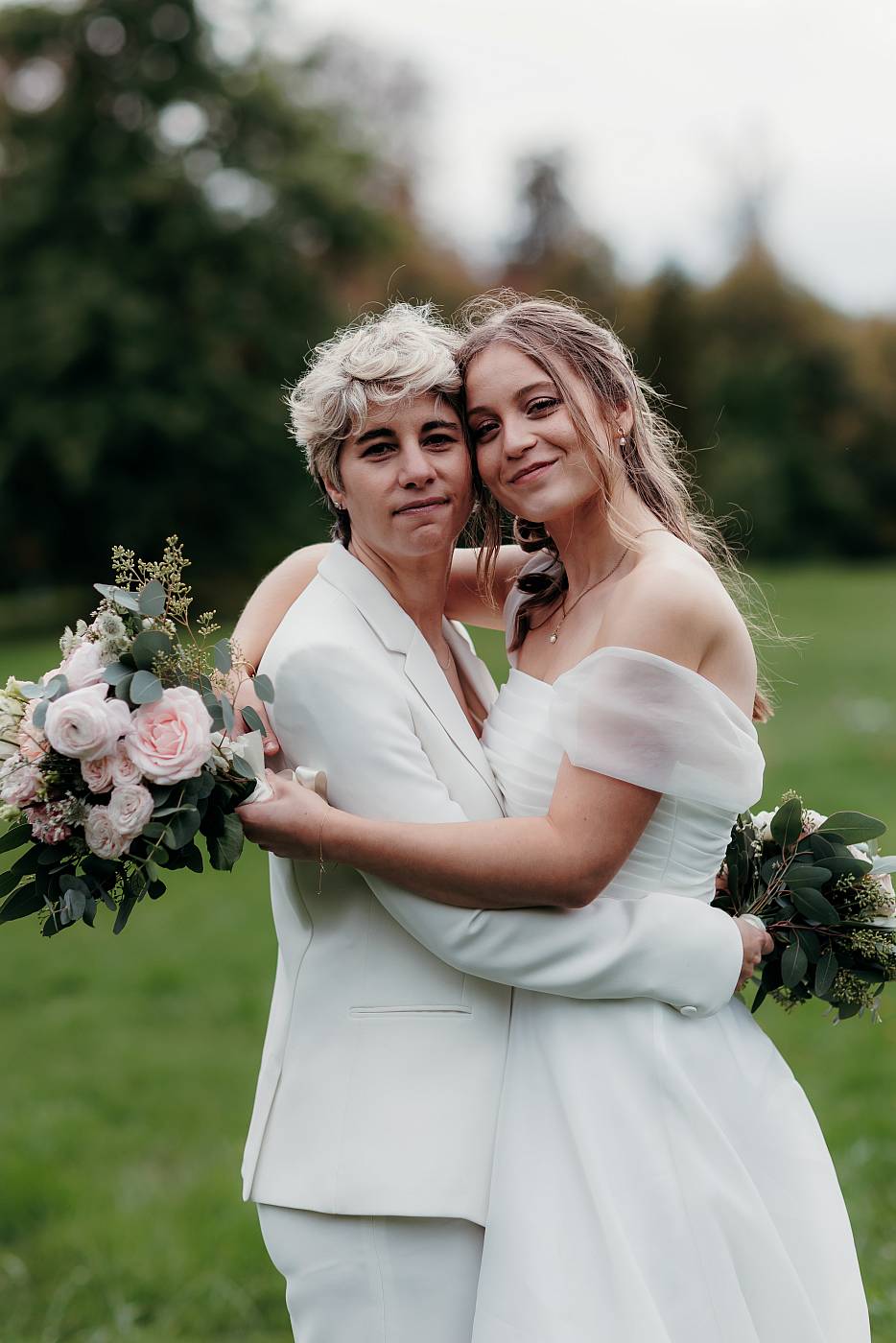 Portrait formel des mariées avec leur bouquet