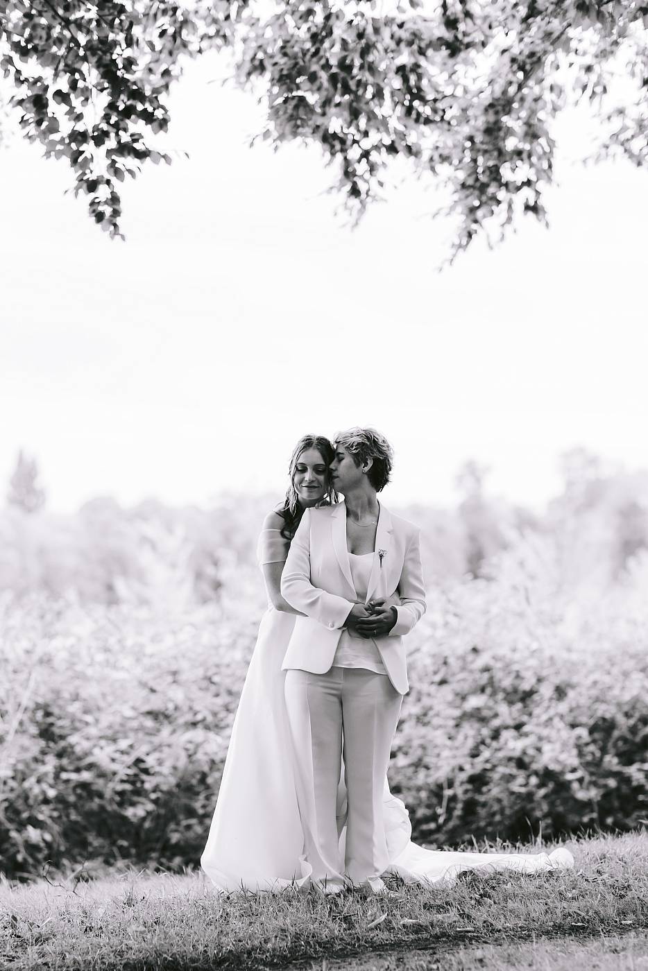 Les mariées sous les feuilles d'un arbre