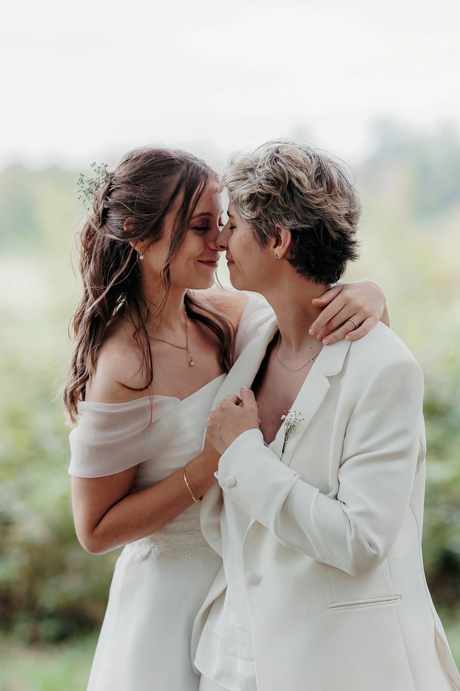 Gros plan sur le moment de tendresse des mariées à Versailles