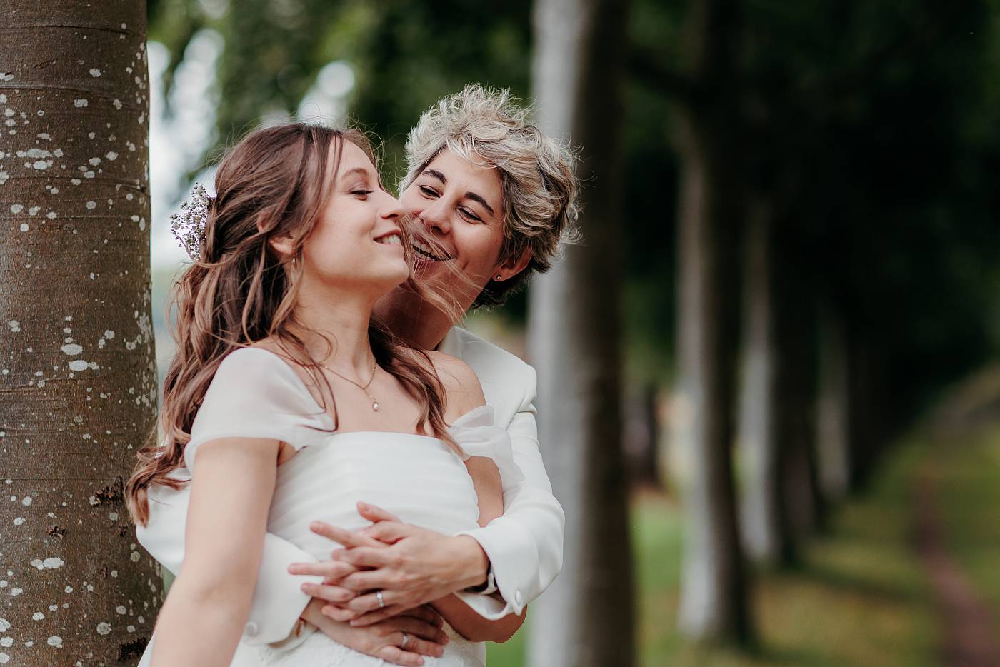 Les mariées partagent un moment de tendresse dans les Yvelines