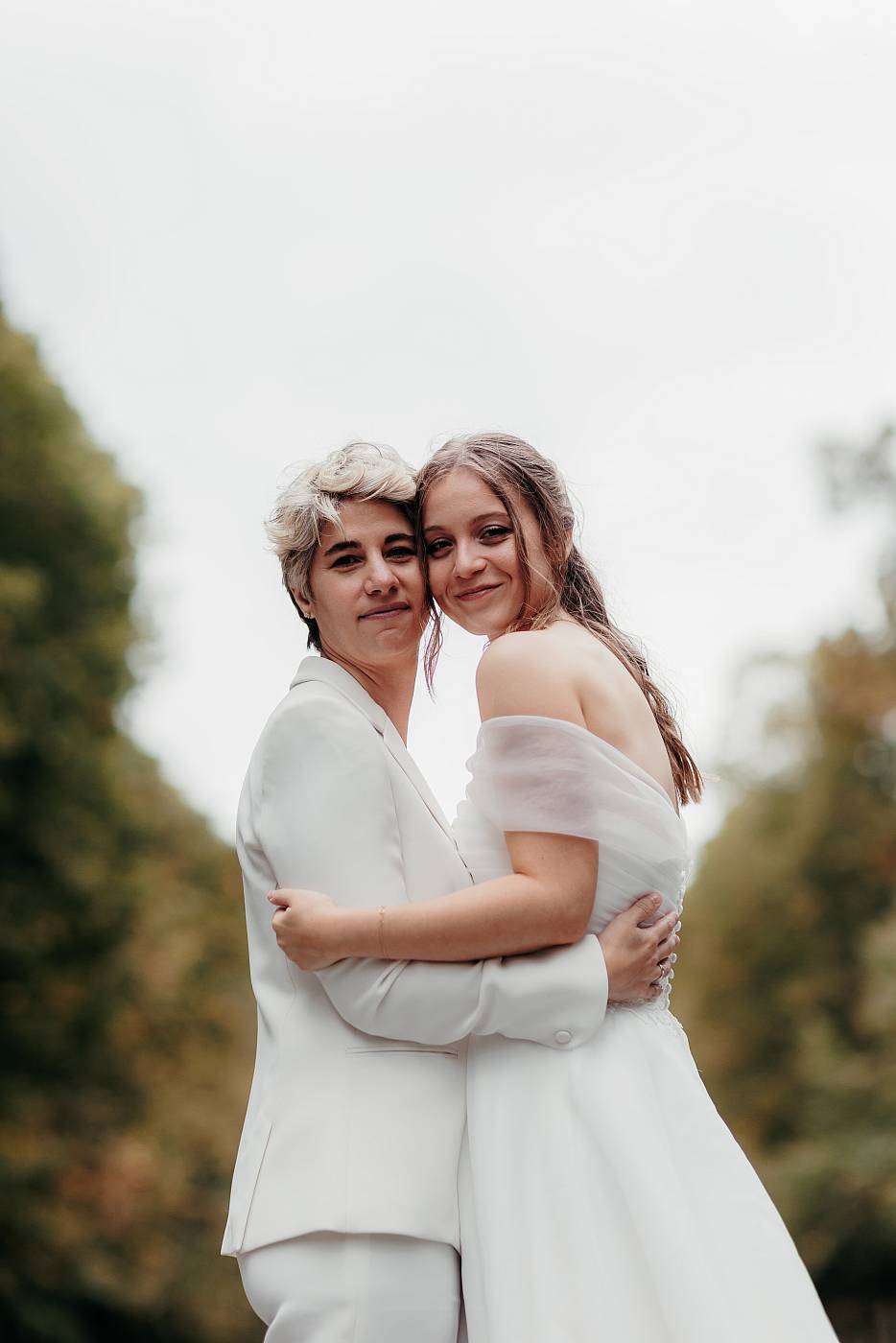 Portrait formel des mariées avec les feuillages en perspective