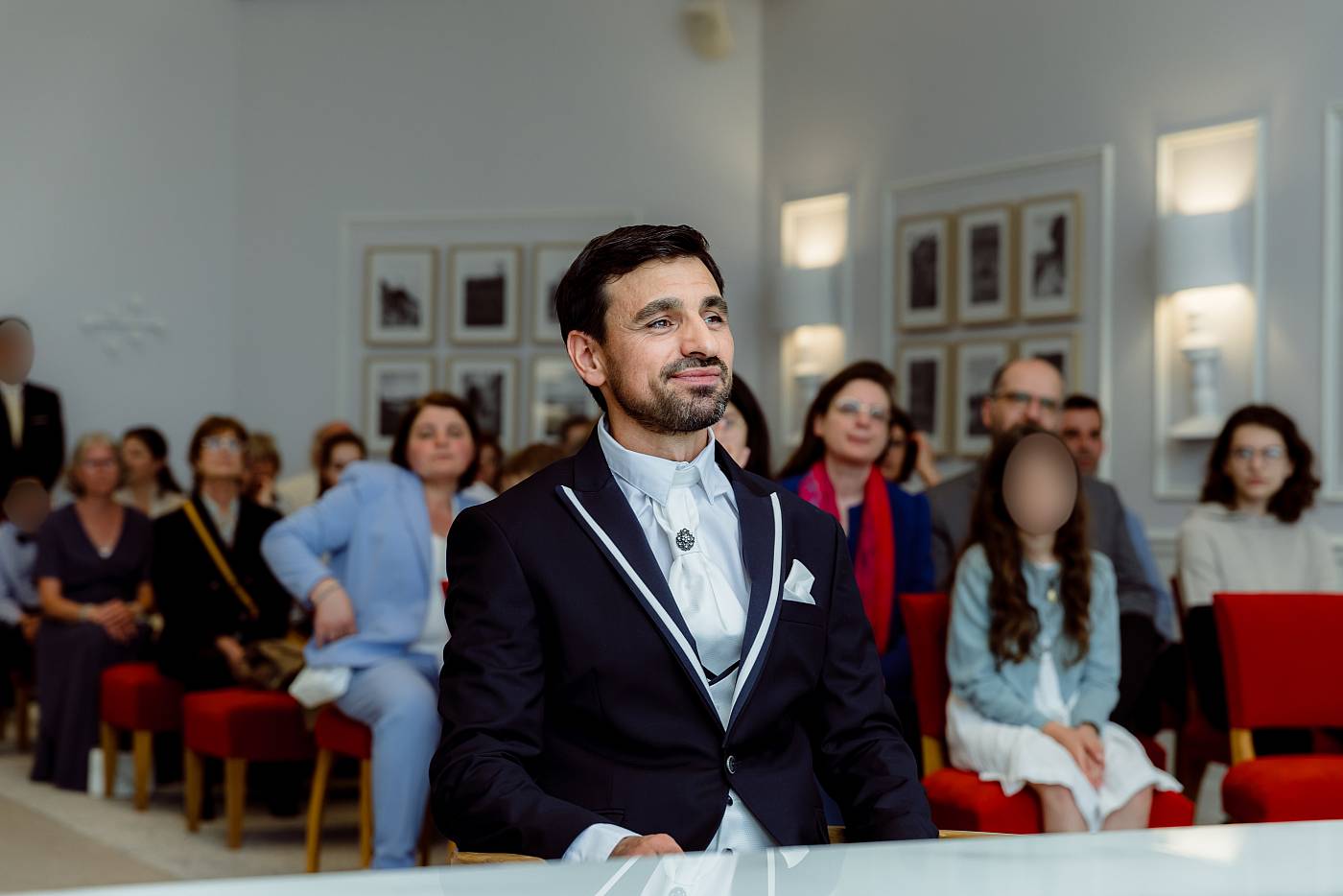 Le marié avec un grand sourire à la mairie de Montesson