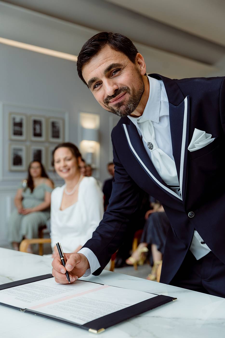 Le marié signe les registres