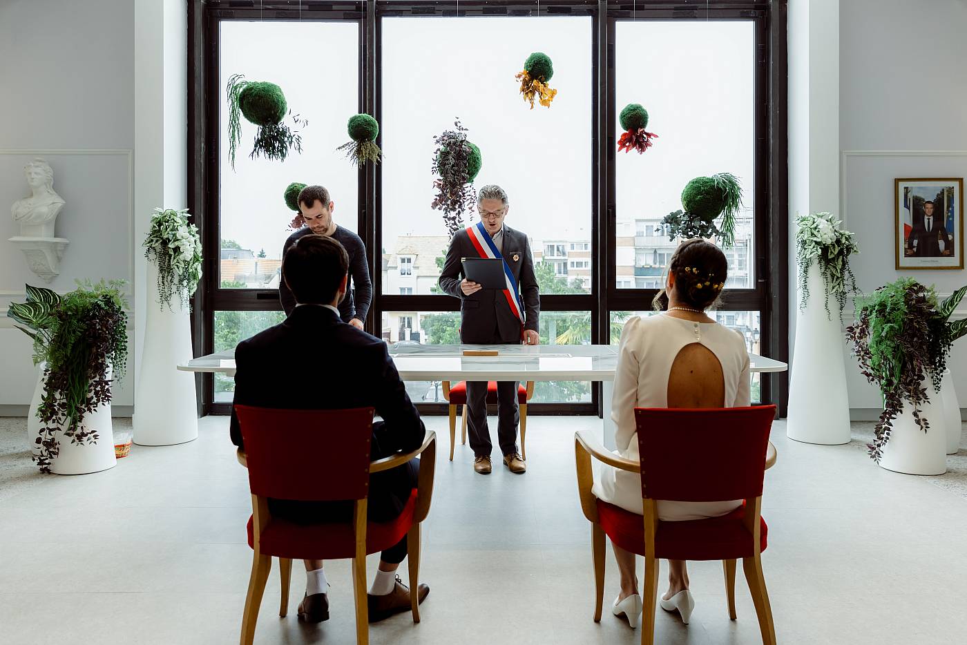 Vue sur la baie vitrée de la salle des mariages de la mairie de Montesson