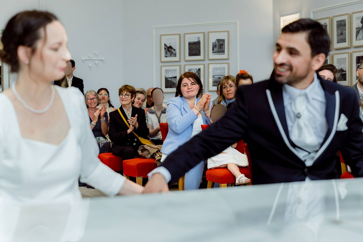 Les invités applaudissent à la fin de la cérémonie