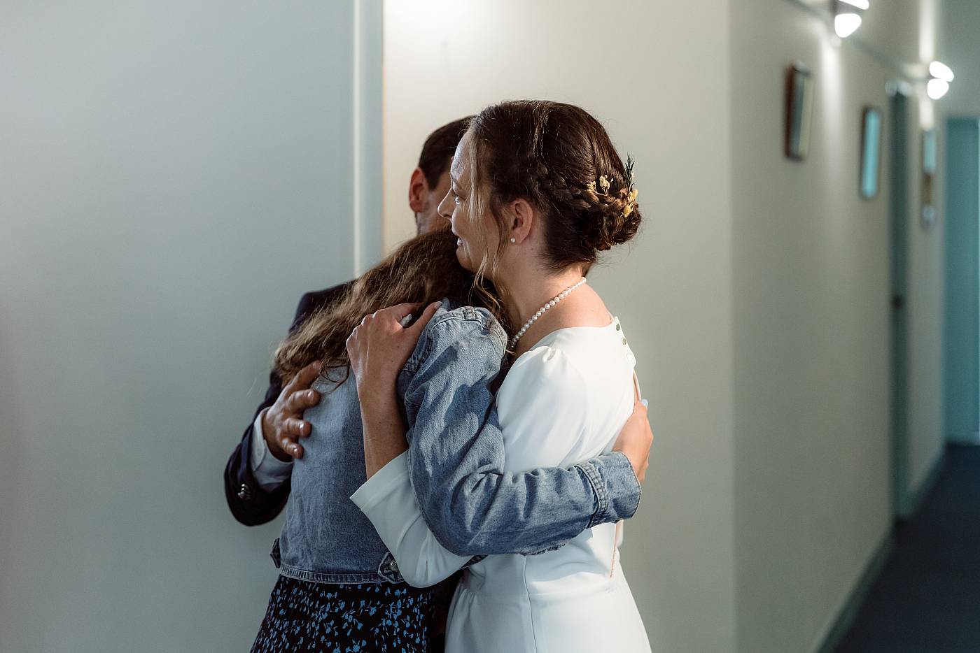 Emotions et tendresse après la cérémonie à la mairie de Montesson