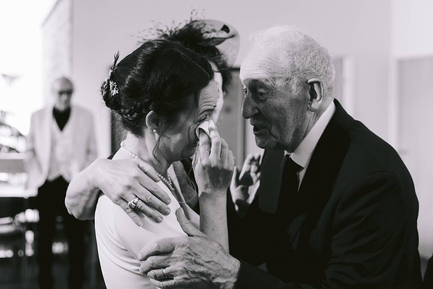 La mariée sèche ses larmes après la cérémonie à la mairie de Montesson