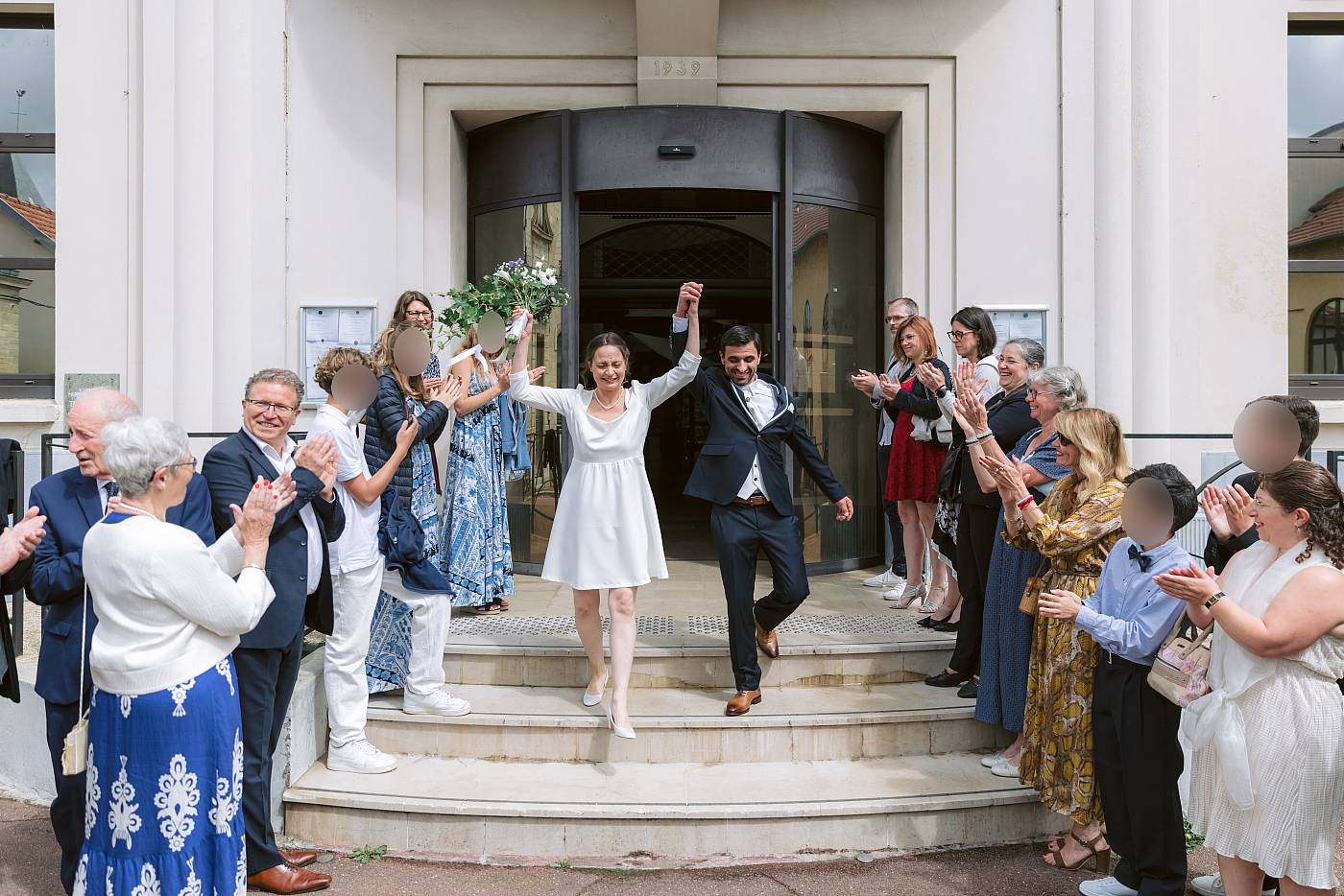 Sortie de la mairie en fanfare