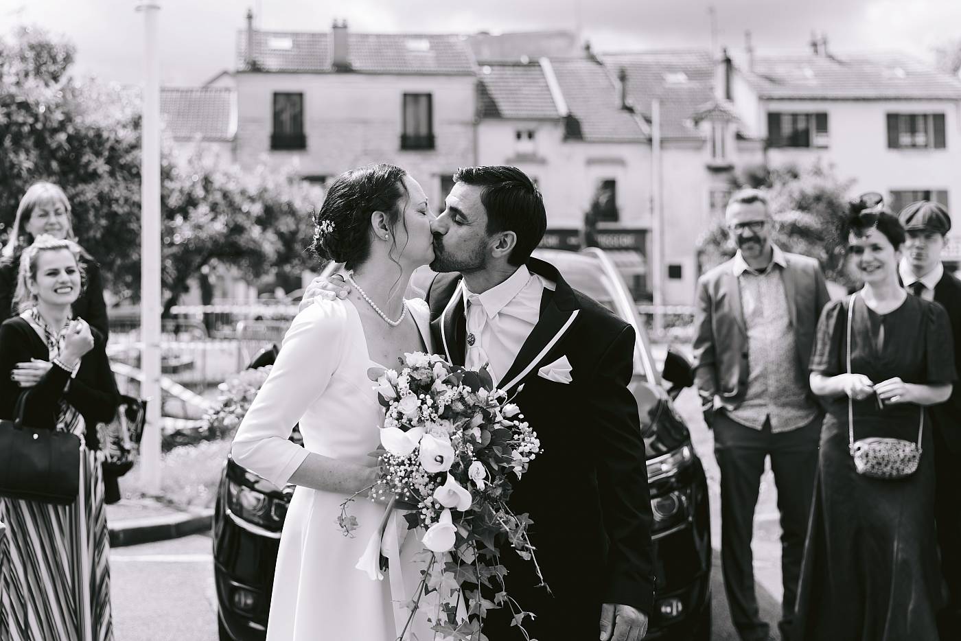 Le baiser des mariés après la cérémonie à la mairie