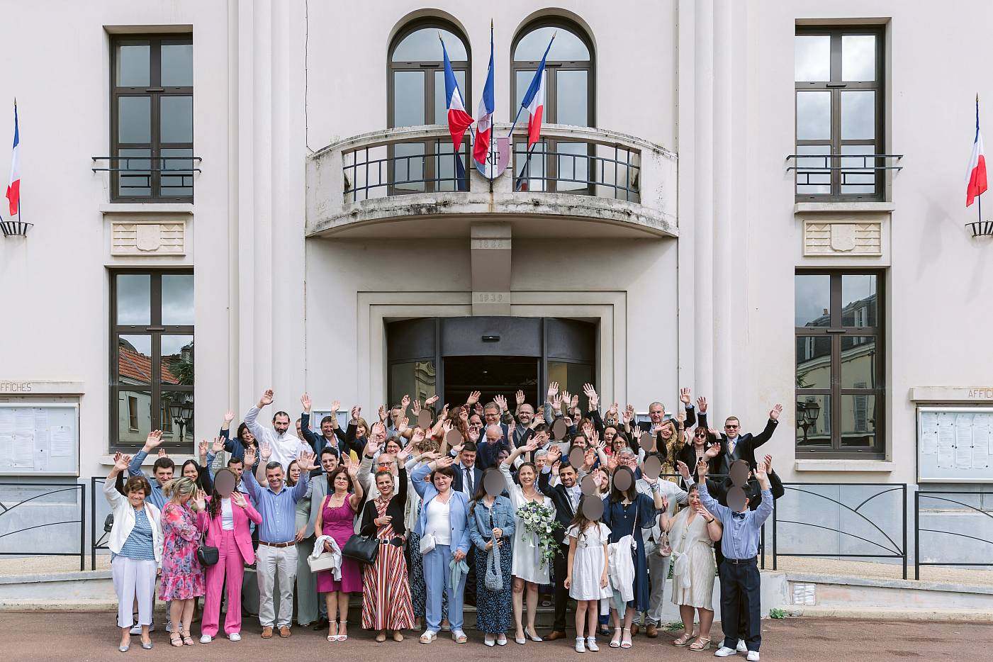 Photo de groupe devant la mairie de Montesson