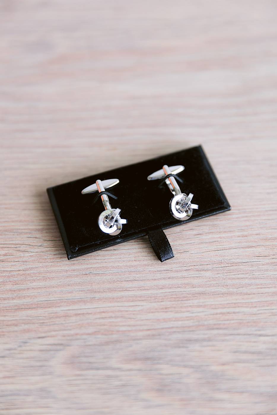 Gros plan sur les boutons de manchette pour les préparatifs du marié