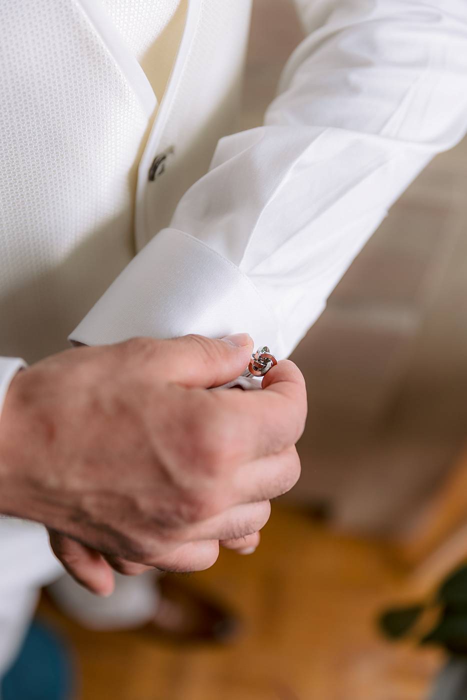 Le marié attache ses boutons de manchette