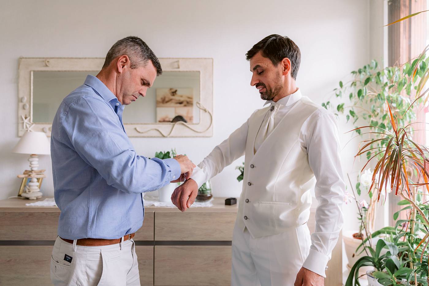 Le marié se fait aider par son ami lors des préparatifs